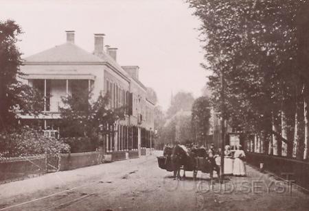 2e Dorpsstraat-1895-004.jpg - Dit is de Driebergseweg omstreeks 1895 met rechts het Landgoed Hoog Beek en Royen en links Huize Beek en Royen en die was bewoond door de Familie van de Poll. Gezicht van af huize Klein Schoonoord (Peper en zoutstel).